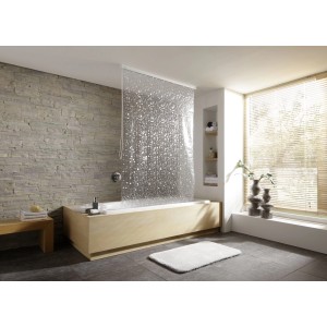 Kleine Wolke Duschrollo Perlmutt, 128x240cm, in Badezimmer-Szene mit Badewanne und Accessoires.