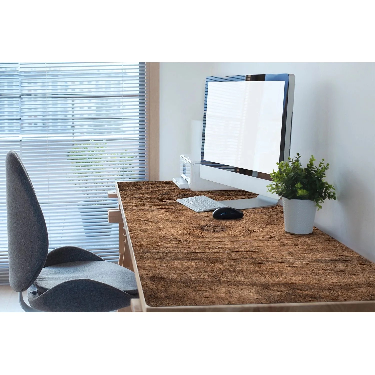 Braune Tulup Schreibtischunterlage in Altholz-Optik auf einem Bürotisch mit Monitor. Schützt den Arbeitsplatz.