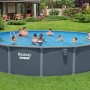 Bestway Hydrium Stahlwandpool-Set mit Holzoptik, Ø 732 cm, mit badenden Personen im Garten.