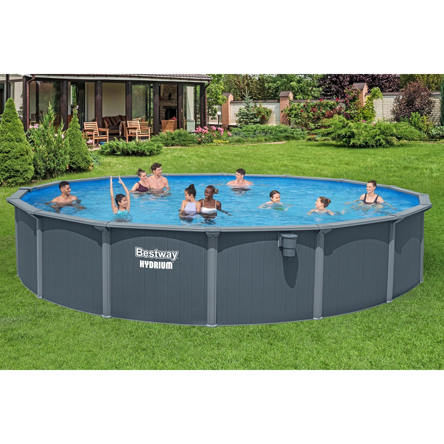 Bestway Hydrium Stahlwandpool-Set mit Holzoptik, Ø 732 cm, mit badenden Personen im Garten.
