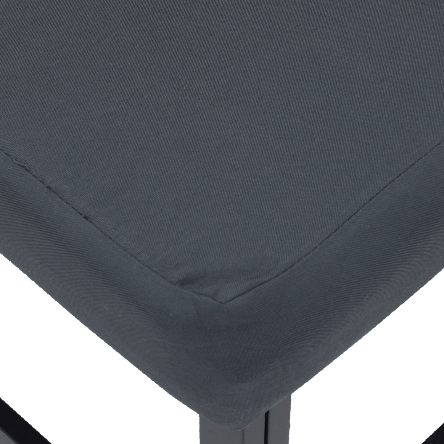 Detailaufnahme: Sitzkissen des schwarzen vidaXL Garten-Sofa-Sets aus Aluminium.