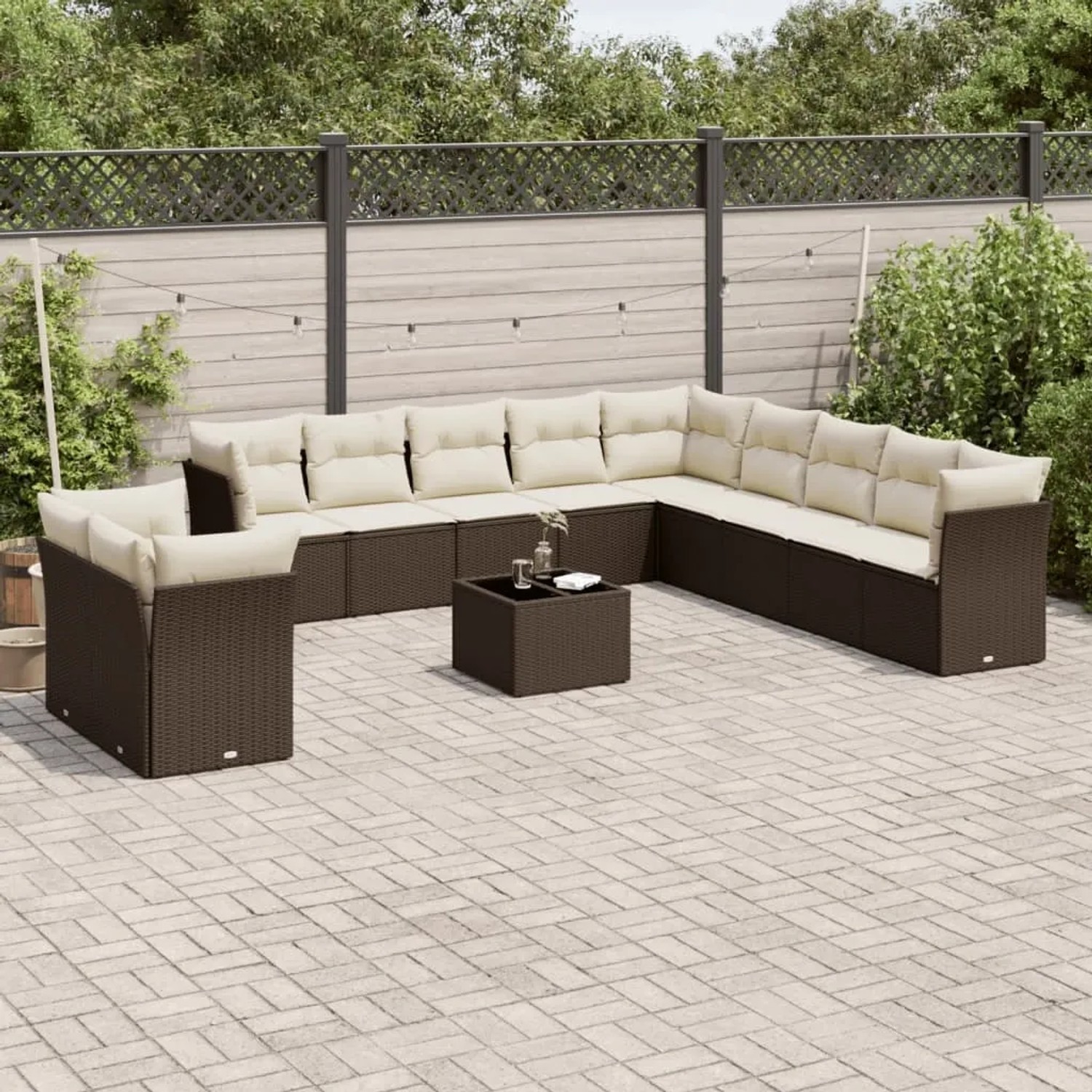Braune 12-tlg. vidaXL Garten-Sofagarnitur aus Poly Rattan mit cremefarbenen Kissen.