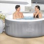 Bestway Lay-Z-Spa St. Lucia AirJet aufblasbarer Whirlpool mit zwei Personen im Wasser.