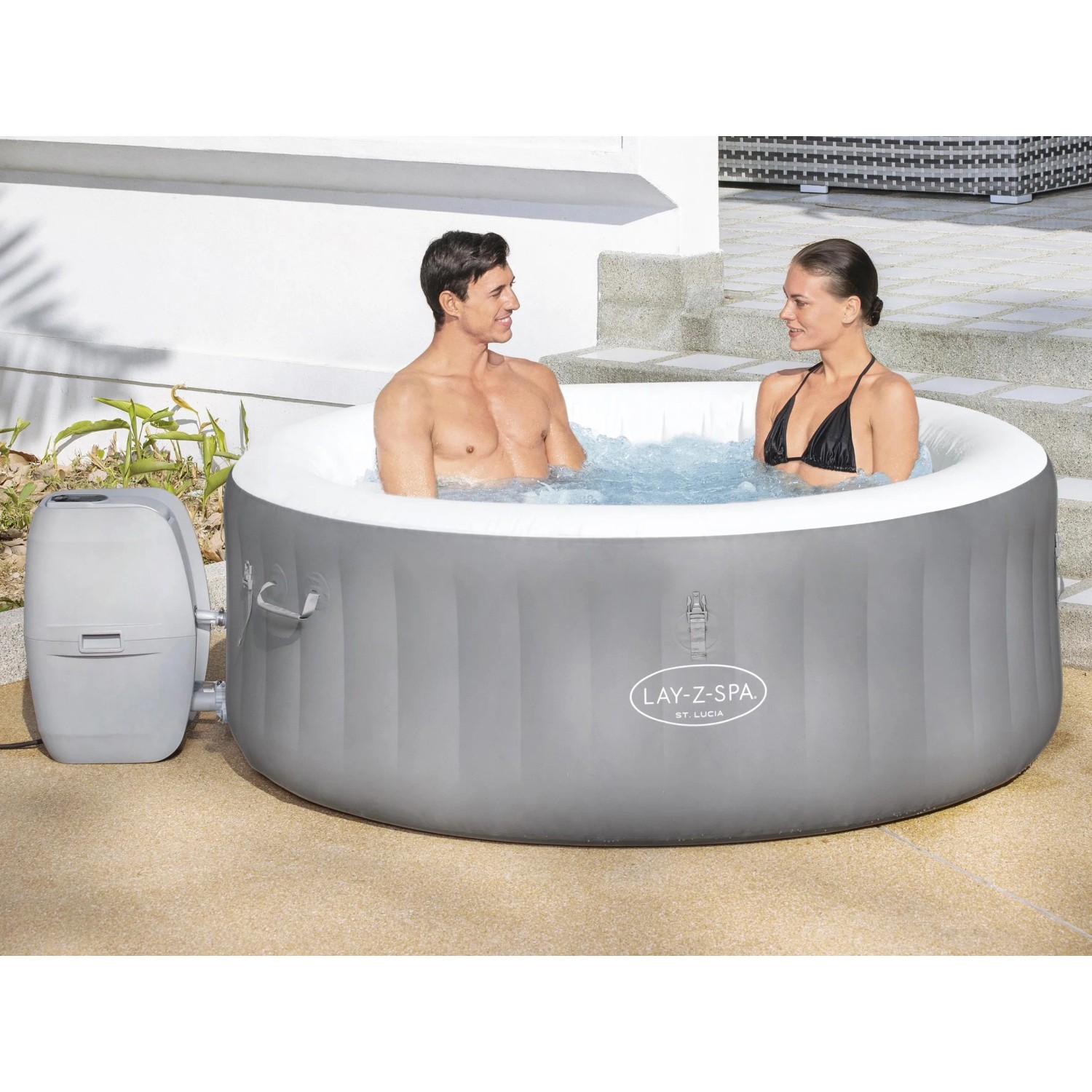 Bestway Lay-Z-Spa St. Lucia AirJet aufblasbarer Whirlpool mit zwei Personen im Wasser.