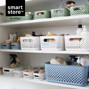 Weißer SmartStore Essence M Aufbewahrungskorb mit Lochmuster im Regal.