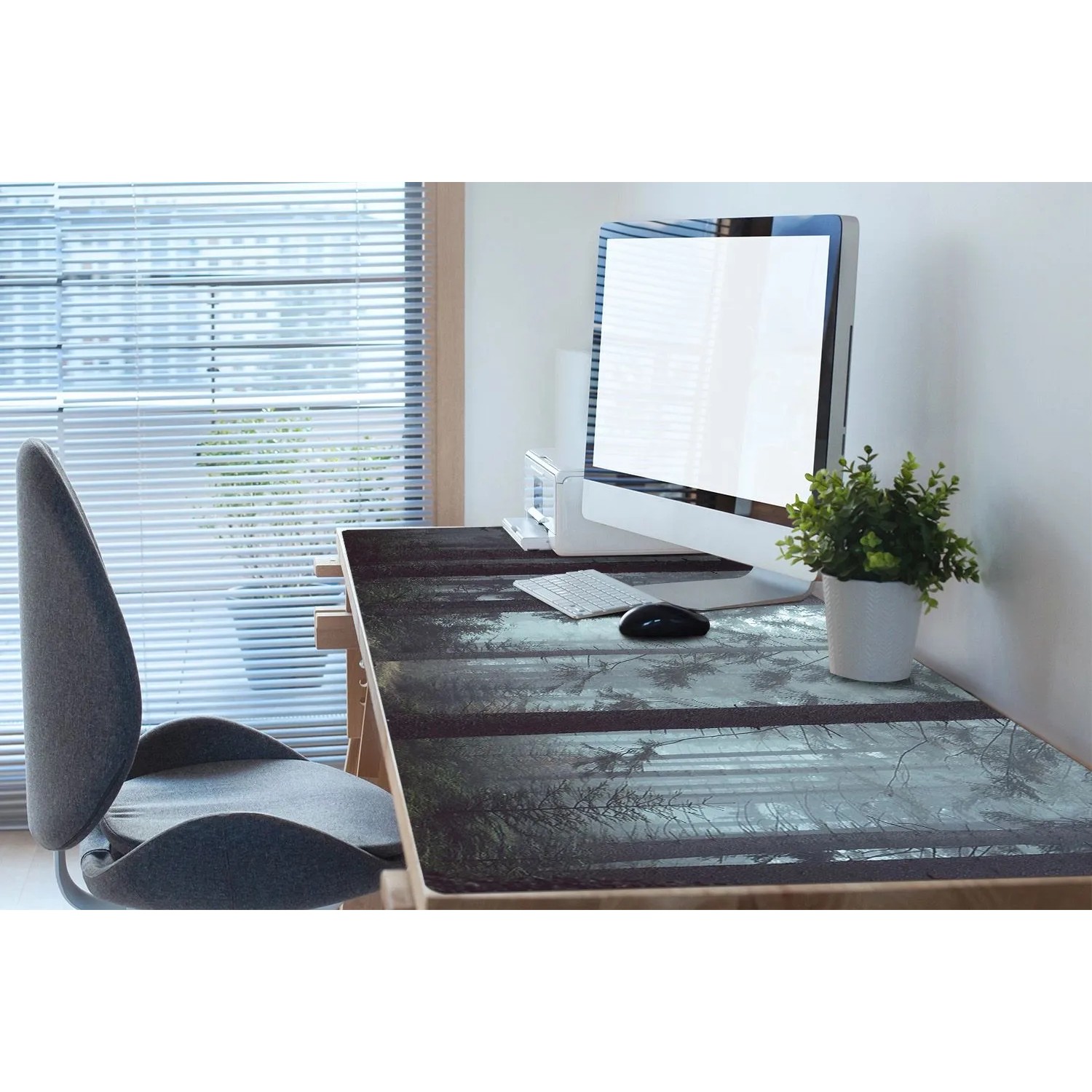Graue Tulup Schreibtischunterlage Nebelwald 100x50 cm auf Holzschreibtisch mit Monitor. Ideal für Bürobedarf.