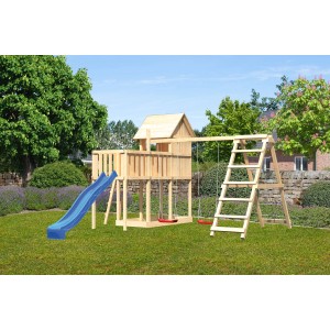 Karibu Stelzenhaus Frieda mit blauer Rutsche, Doppelschaukel und Klettergerüst im Garten.