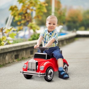 Kleinkind auf rotem AIYAPLAY Rutschauto Mercedes-Benz 300S mit Kippschutz.