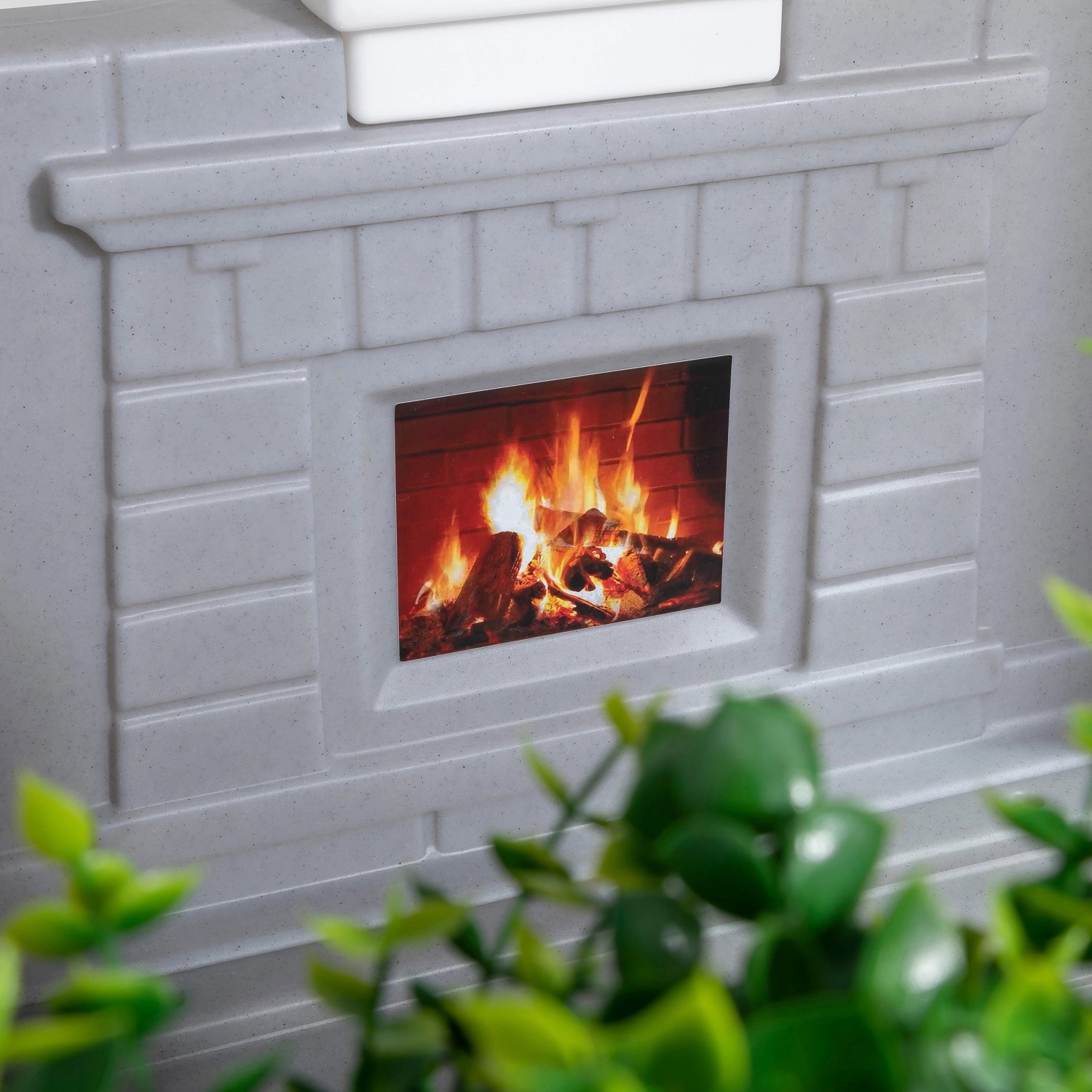 Detailansicht Kamin im Step2 Spielhaus Neat & Tidy Cottage Homestyle Edition.