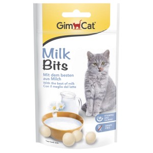 Gimcat Milkbits 40g: Katzenleckerli mit Milch, abgebildet mit Katze, Milch und Leckerlis.
