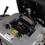 Batterie im Texas Benzin-Rasentraktor Premium TTS98. Detailaufnahme.