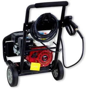 DeTec. Benzin Hochdruckreiniger mit 7 PS Motor, 170 Bar Druck und 8 m Schlauch.
