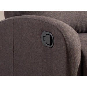 Schokoladenbrauner Relaxsessel Isao aus Stoff, Armlehne mit schwarzem Verstellhebel.