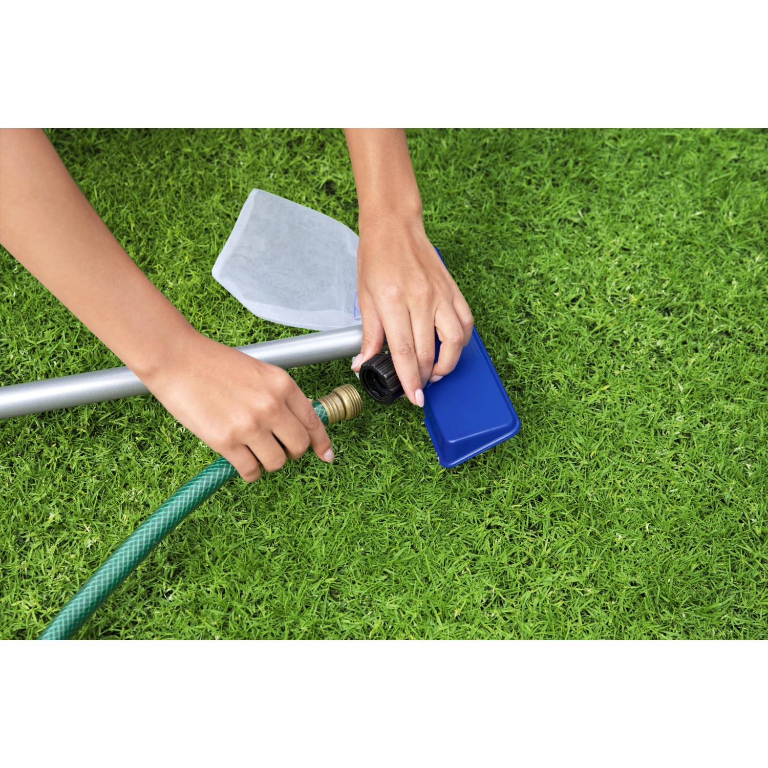 Bestway Reinigungsset für Pools: Kescher und Sauger werden an einen Gartenschlauch angeschlossen.