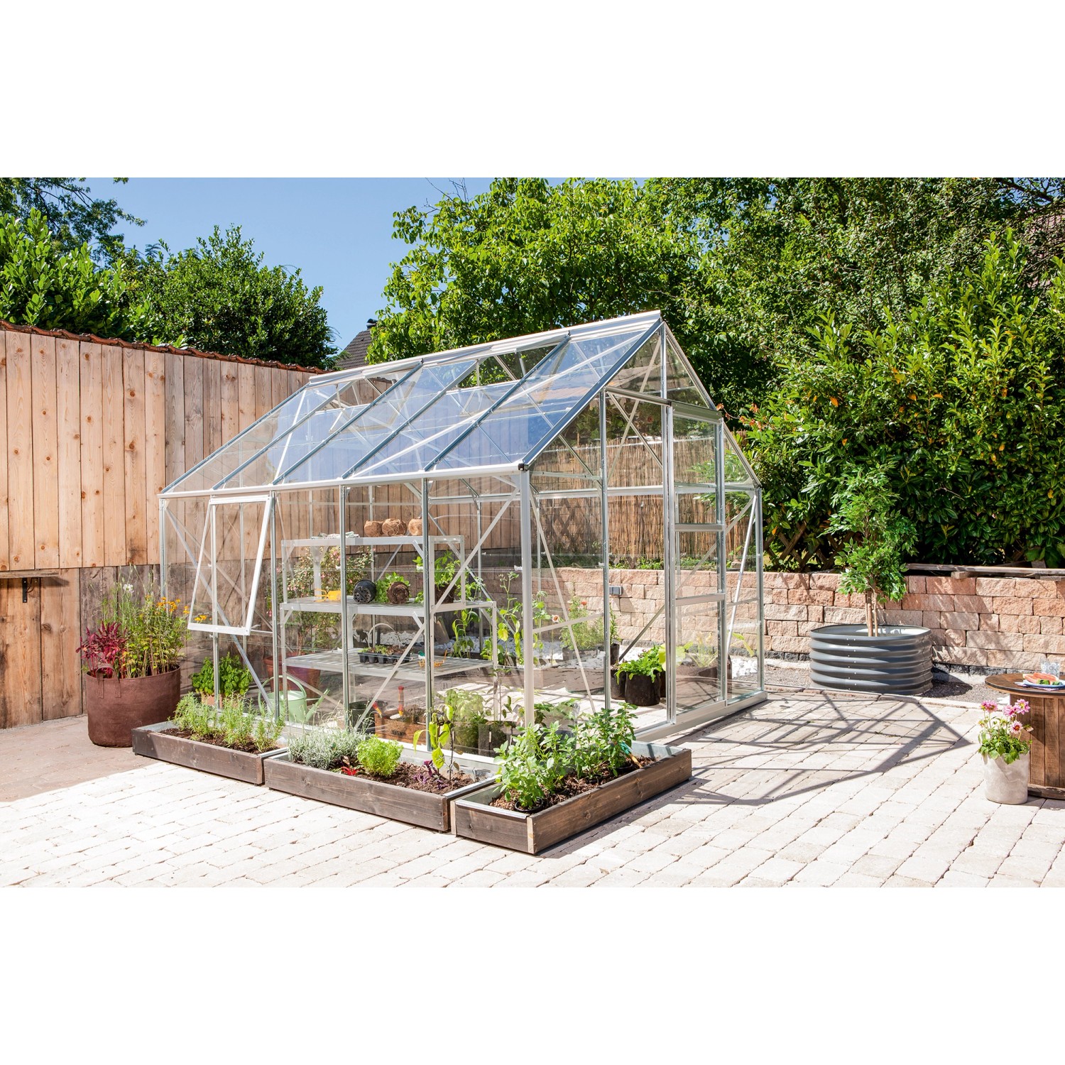 Vitavia Gewächshaus Meridian 1 8300 mit ESG Glas und Alu Rahmen im Garten.