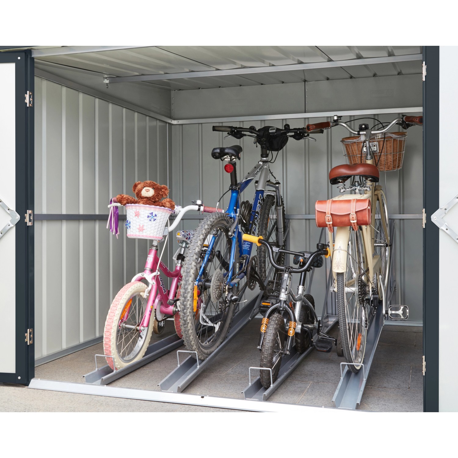 Geöffnete anthrazitfarbene Globel Fahrradbox Family mit vier Fahrrädern und Fahrradhaltern.