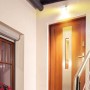 Weiße LED Solar-Wandleuchte Butterfly mit Bewegungssensor an Hauswand über Tür.