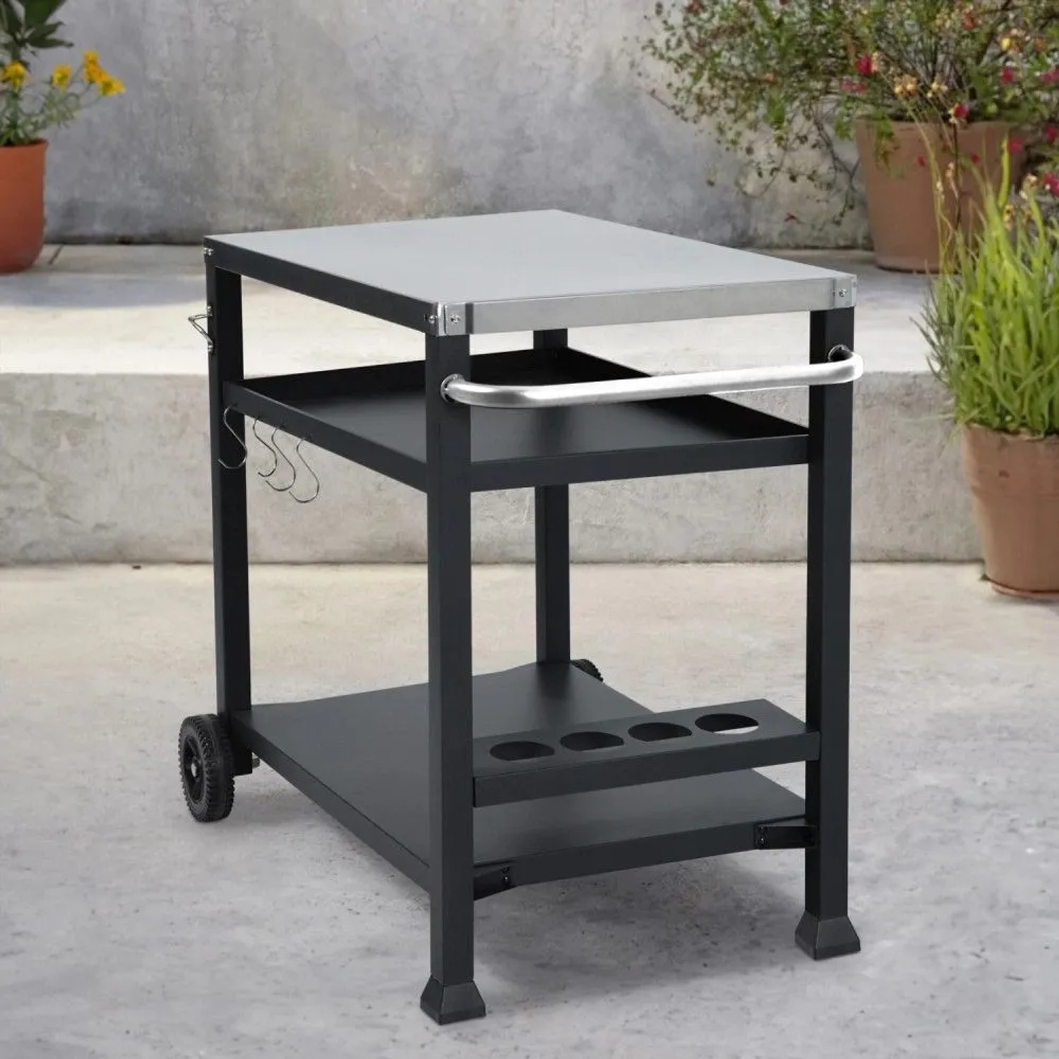 Schwarzer Taino Nikan Grillwagen mit Edelstahl-Arbeitsplatte, Rollen, Haken und Flaschenhalter für Outdoor-Grillzubehör.