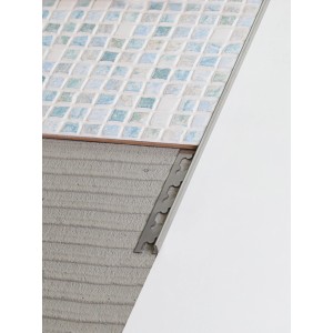 Poliertes Edelstahl Winkelprofil (12x22x1000mm) als Fliesenschiene an Wand.