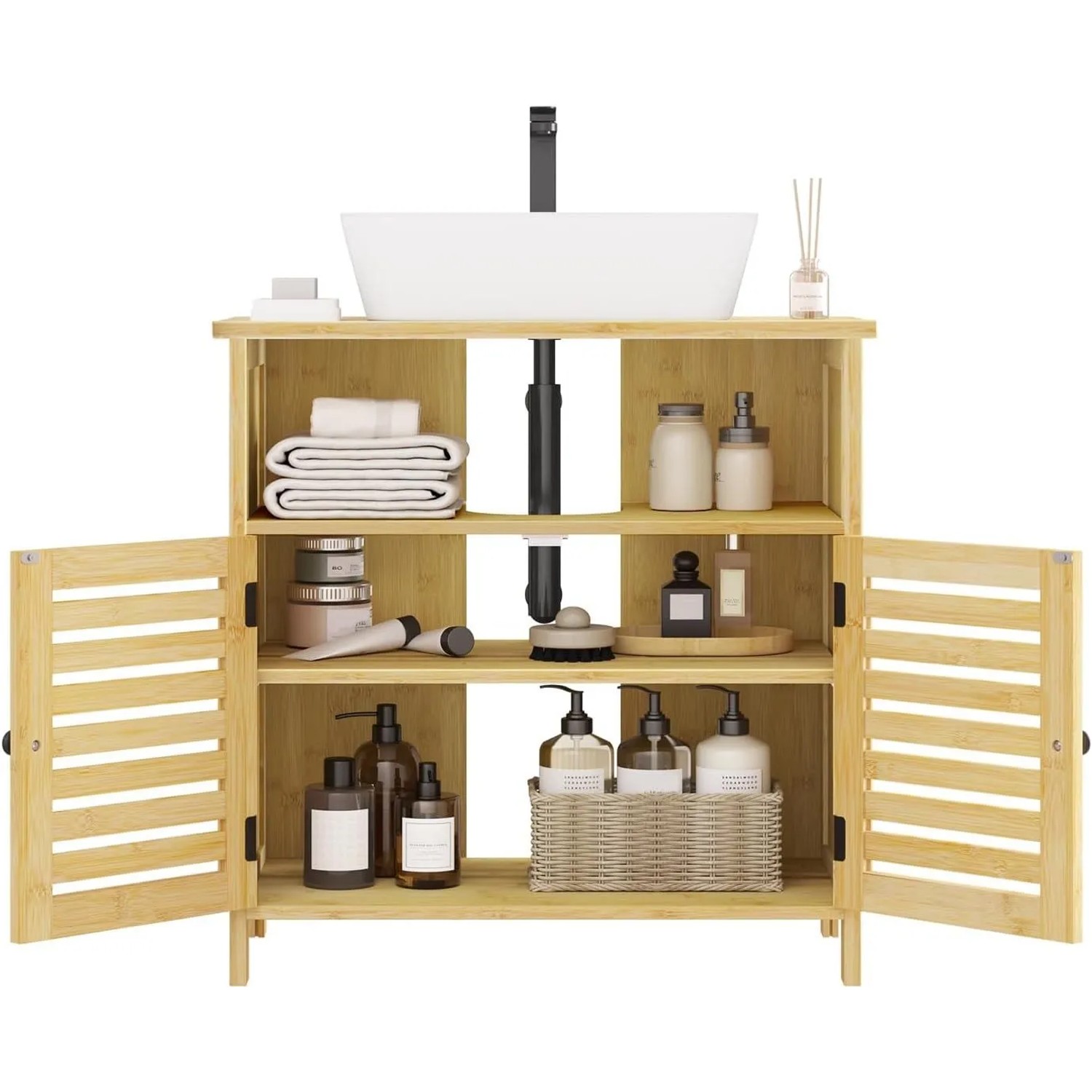Bambus-Waschbeckenunterschrank mit offenen Lamellentüren, weißem Aufsatzwaschbecken. Badezimmerschrank mit Stauraum.