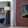 Könighaus Infrarotheizung mit Sternenhimmel-Motiv (60x100 cm) an Ziegelwand.