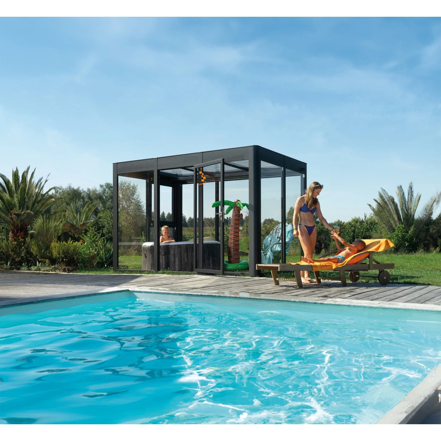 SunElements Gartenhaus SunGarden Infinity 3.2 in Anthrazit-Metallic am Pool mit Familie.