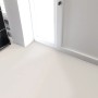 Weißer Primaflor PVC Expotop Bodenbelag, unifarben und strapazierfähig, in einem hellen Raum verlegt.