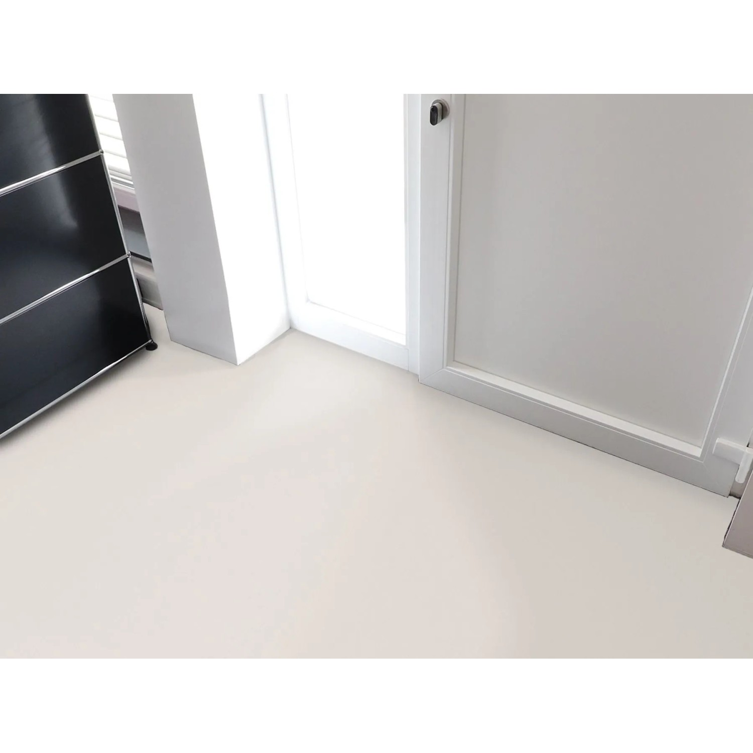 Weißer Primaflor PVC Expotop Bodenbelag, unifarben und strapazierfähig, in einem hellen Raum verlegt.