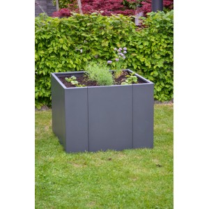 Anthrazitfarbenes Eleo Hochbeet Monterosso aus Metall, 90x90x68 cm, mit Bepflanzung im Garten.