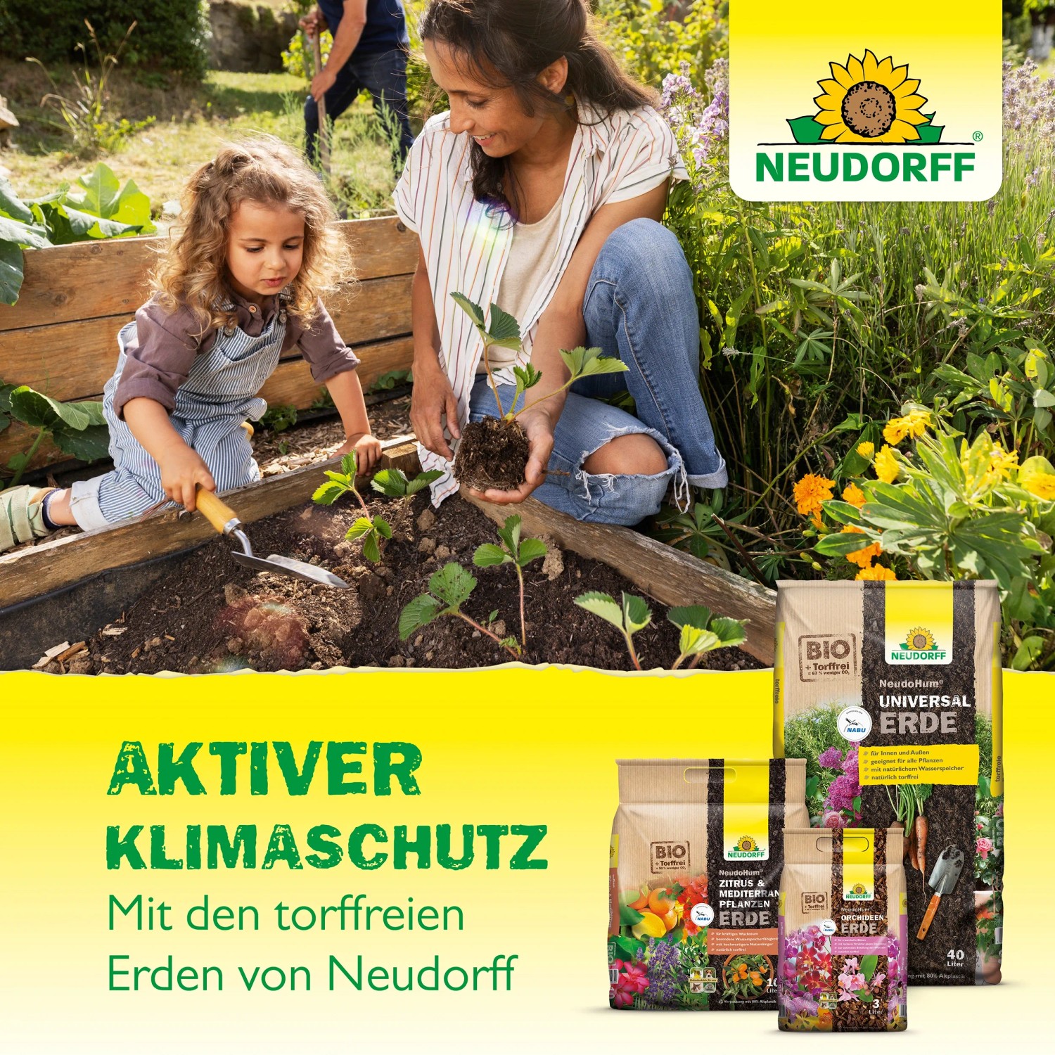 Neudorff NeudoHum Rasenerde 40l: Familie pflanzt im Garten, Rasenerde Säcke im Vordergrund.
