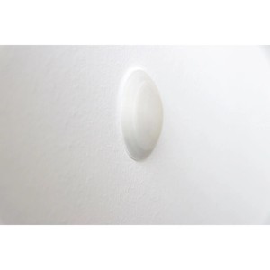 Transparenter, runder Wand-Türstopper (Ø 60 mm) selbstklebend auf weißer Wand. Schützt vor Türschäden.