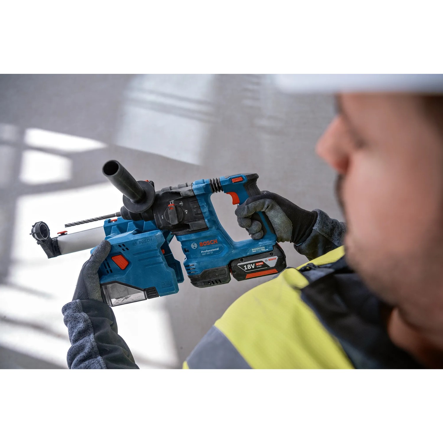 Bosch Professional Akku-Bohrhammer GBH 18V-22 mit Absaugung, 2x4.0Ah Akku und L-Boxx.