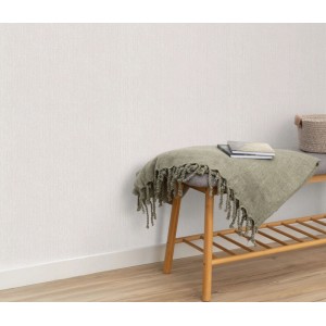 Beige Erismann Vliestapete Forest Dreams Lush Silence mit Leinenstruktur im Raum.