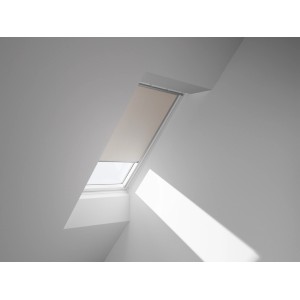 Velux Verdunkelungsrollo, manuell, beige, am Dachfenster montiert. Ideal zur Verdunkelung von Räumen.