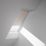 Velux Verdunkelungsrollo, manuell, beige, am Dachfenster montiert. Ideal zur Verdunkelung von Räumen.