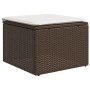 Brauner vidaXL Gartenmöbel-Fußhocker aus Rattan mit cremefarbenem Kissen.