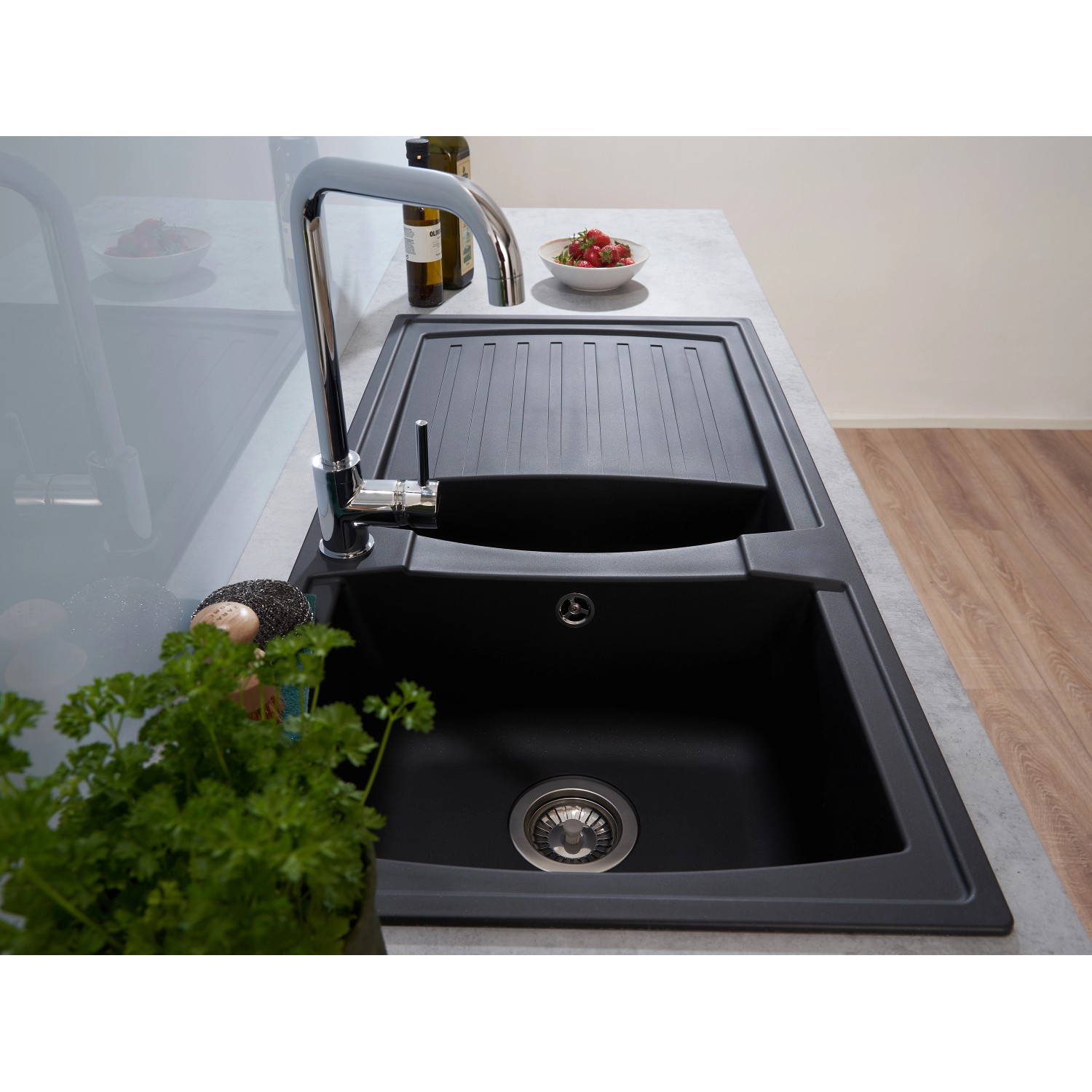 Schwarze Respekta Mineralite Einbauspüle Boston mit Restebecken und Abtropffläche.