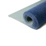 Blauer Karat Rasenteppich Farbwunder PRO als Rollenware mit Noppen auf der Unterseite.
