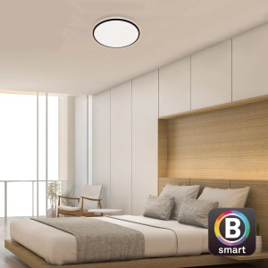 Dimmbare, schwarze Brilo LED-Deckenleuchte Ivy Sky S B-Smart (42 W) mit Sternendekor im Schlafzimmer.