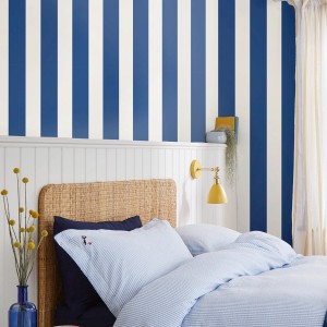 Joules Vliestapete Harborough Stripe Coast Blue: Blau-weiße Streifen-Fototapete im Schlafzimmer.
