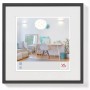Schwarzer walther design New Lifestyle Bilderrahmen 15x15 cm mit Passepartout und Beispielbild eines Wohnraums.