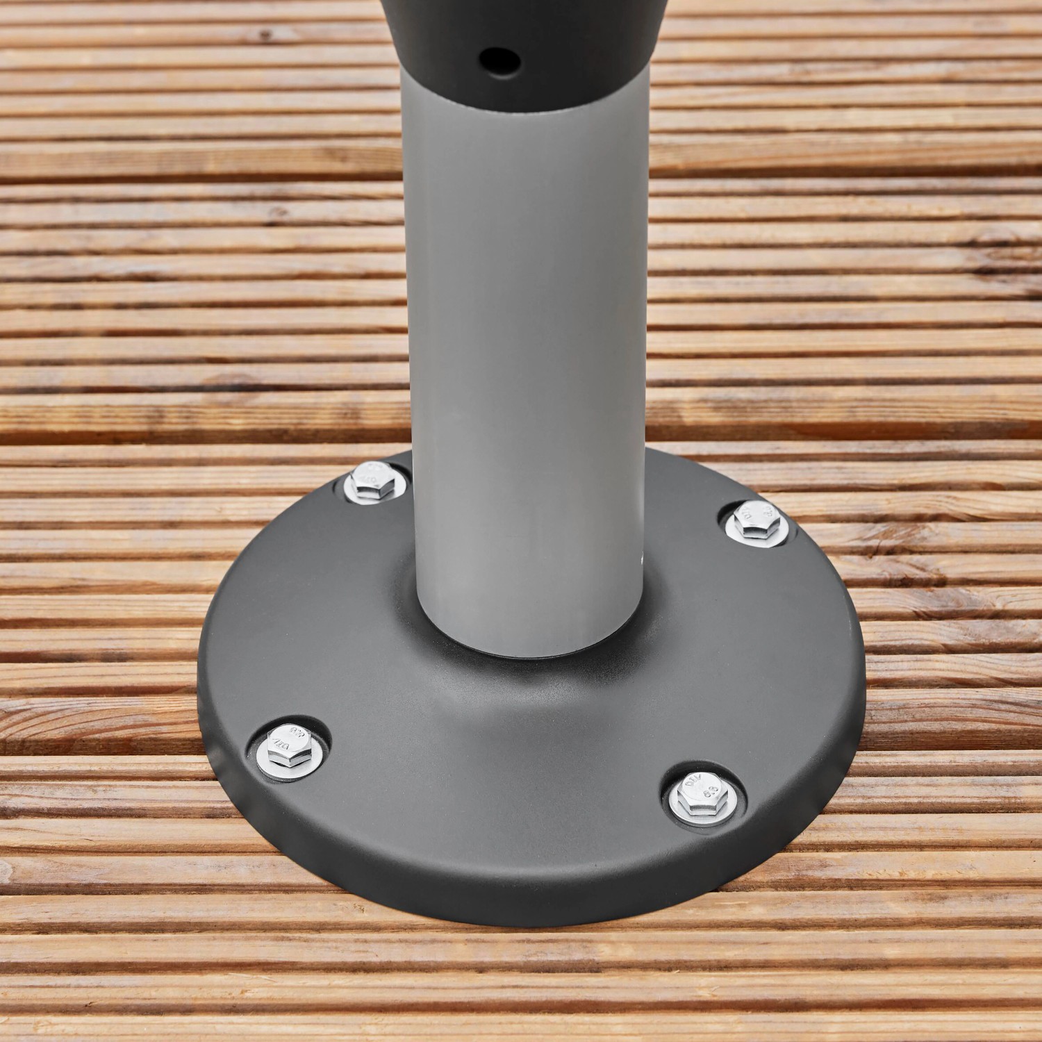 Detailaufnahme: Gardena RollUp S Terrassen-Schlauchbox, Befestigung auf Holzterrasse.