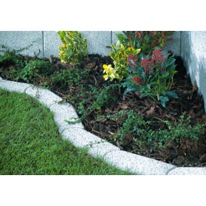 Weiße Mähkante Maxi aus Beton, wassergestrahlt, als Rasenkante im Garten.