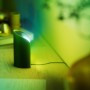 Philips Hue Play Wallwasher Doppelpack in Schwarz mit farbigem Licht.