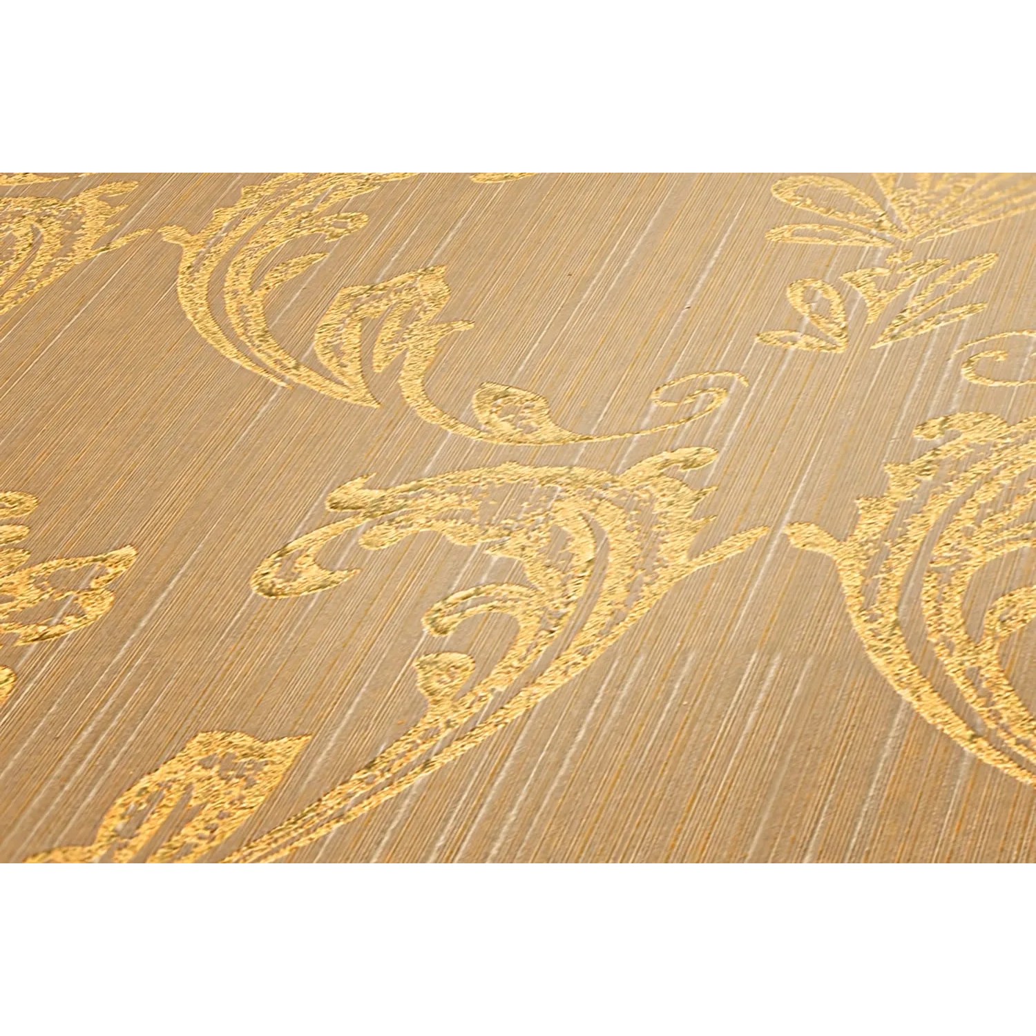 Barock Tapete in Beige und Gold mit schimmernden Ornamenten für ein elegantes Wanddesign.