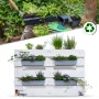 Graue Paletten Blumenkästen mit Hängesystem an weißer Europalette, bepflanzt mit Kräutern und Blumen. Ideal für Balkon.
