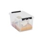 Transparente SmartStore Aufbewahrungsbox Classic 46 l mit Deckel und Kleidung.