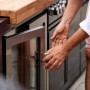 MyOutdoorKitchen Kühlschrank Black Collection mit zwei Türen, Teil einer Outdoorküche.