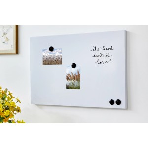 Weiße Magnettafel 60x40 cm mit Fotos und Magneten, ideal als Pinnwand oder Memoboard.