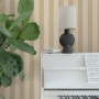 Beige Sanders & Sanders Tapete mit Streifenmuster an Wand hinter Klavier und Lampe.